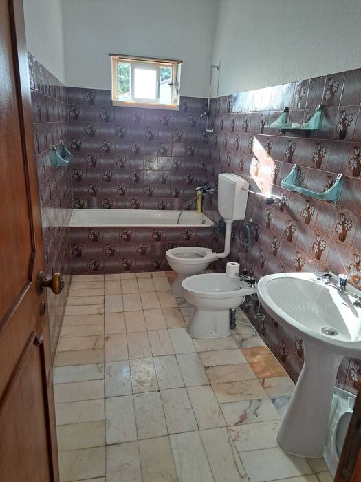 T2, Aluga-se 1º andar moradia, para 1 ou 2 casais