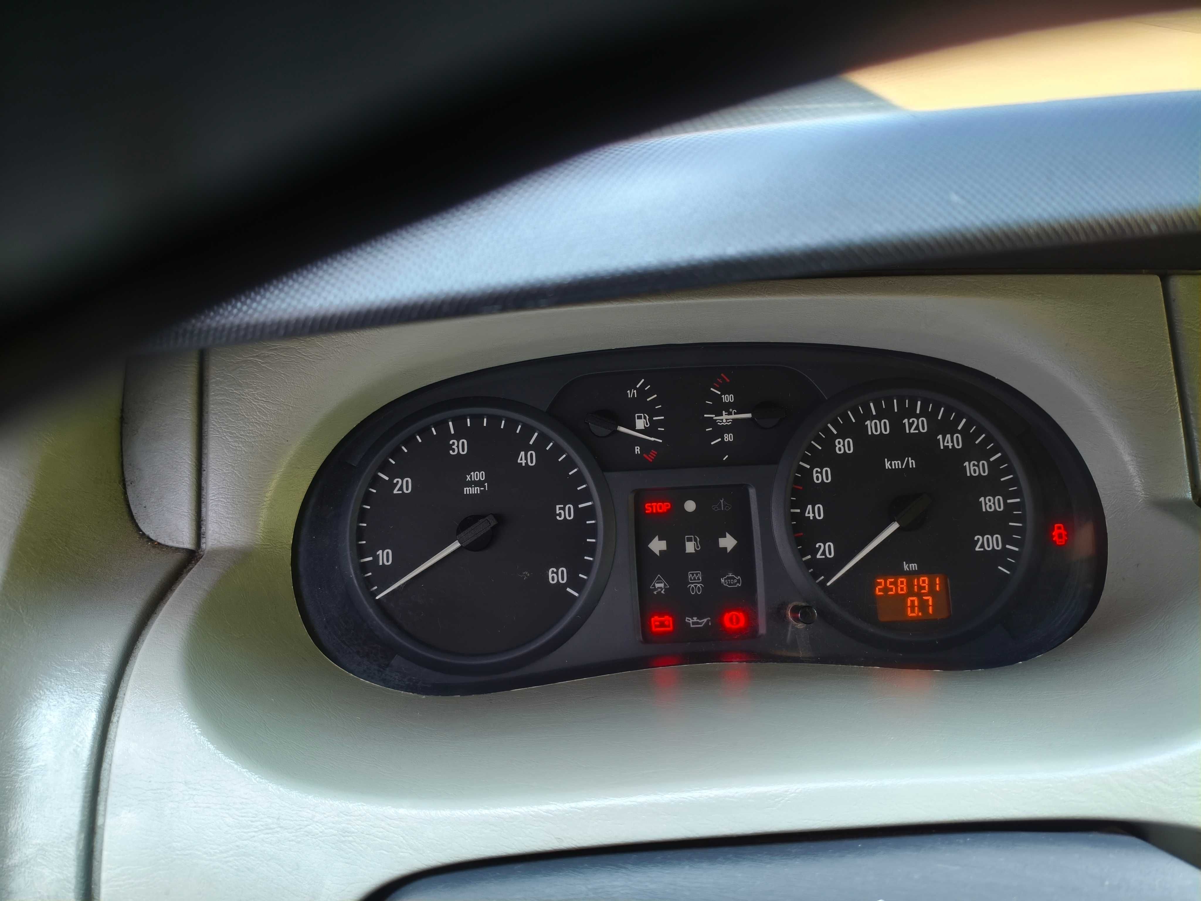 Sprzedam Opla Vivaro  1,9 diesel furgon 2004r