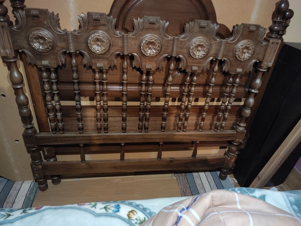 Duas Camas de corpo e meio uma com estrado de ripas e outra não.