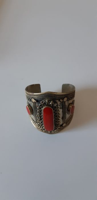 Pulseira com pedras vermelhas