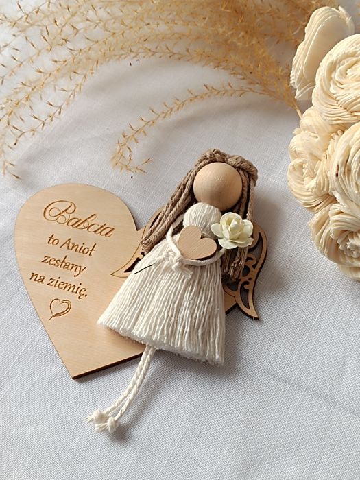 Drewniana tabliczka z magnesami i aniołem, laleczką Dzień Babci