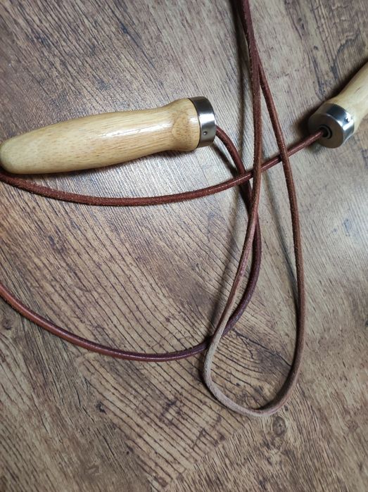 Skakanka rzemień drewniane rączki