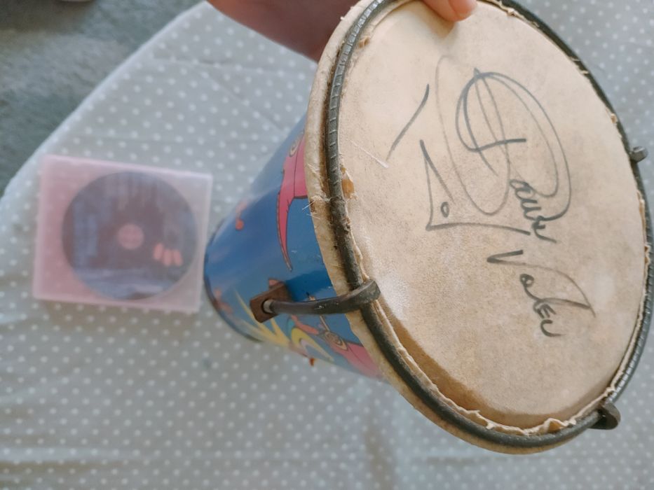 Djambe autografado por Carlinhos Brown