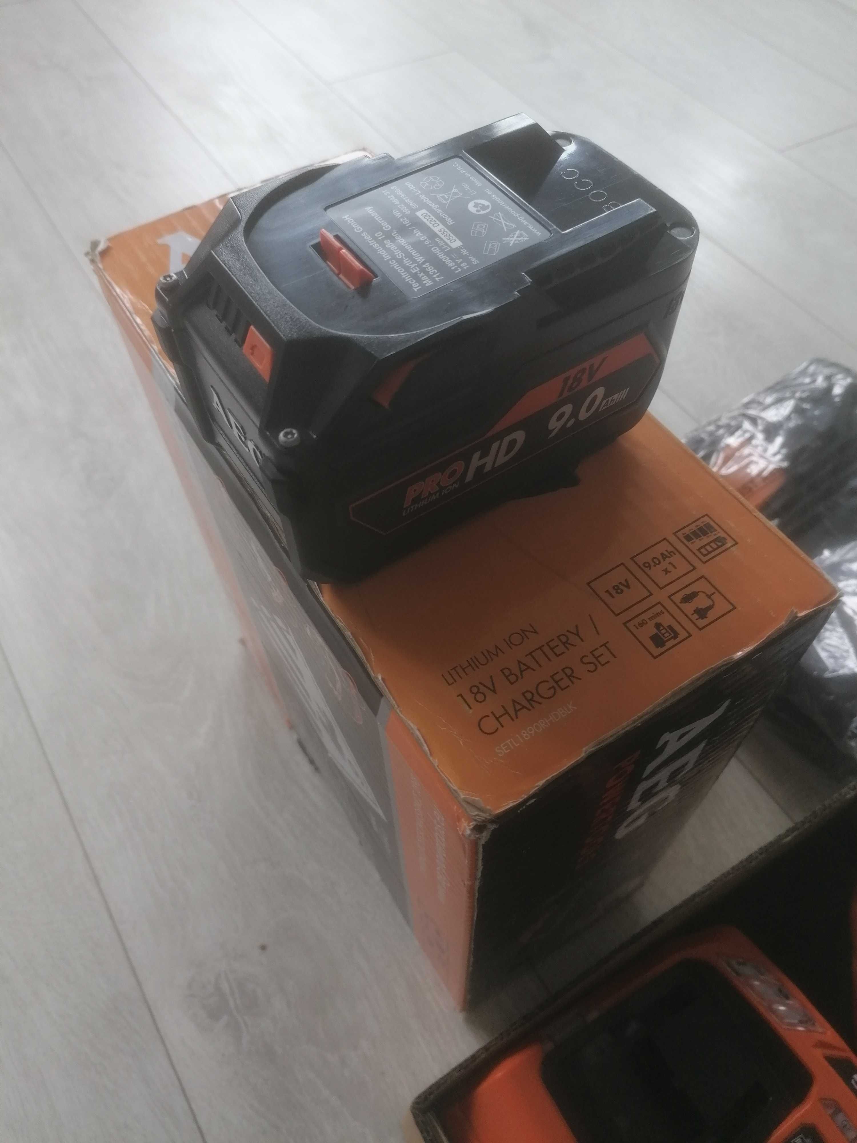 Nie używana bateria AEG 18V 9.0 Ah (L1890RHD) , z ładowarką i torbą.