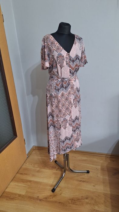 Lekka sukienka z asympetrycznym dołem r. 42/44