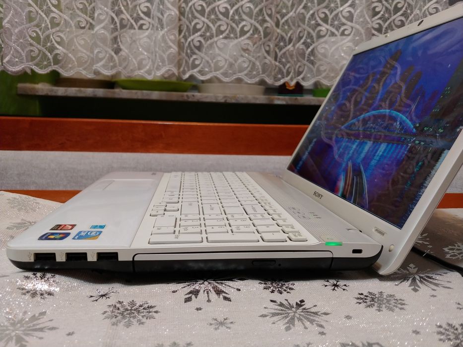 Laptop SONY VAIO WIN10 perłowy SSD 15'6 cala DVD