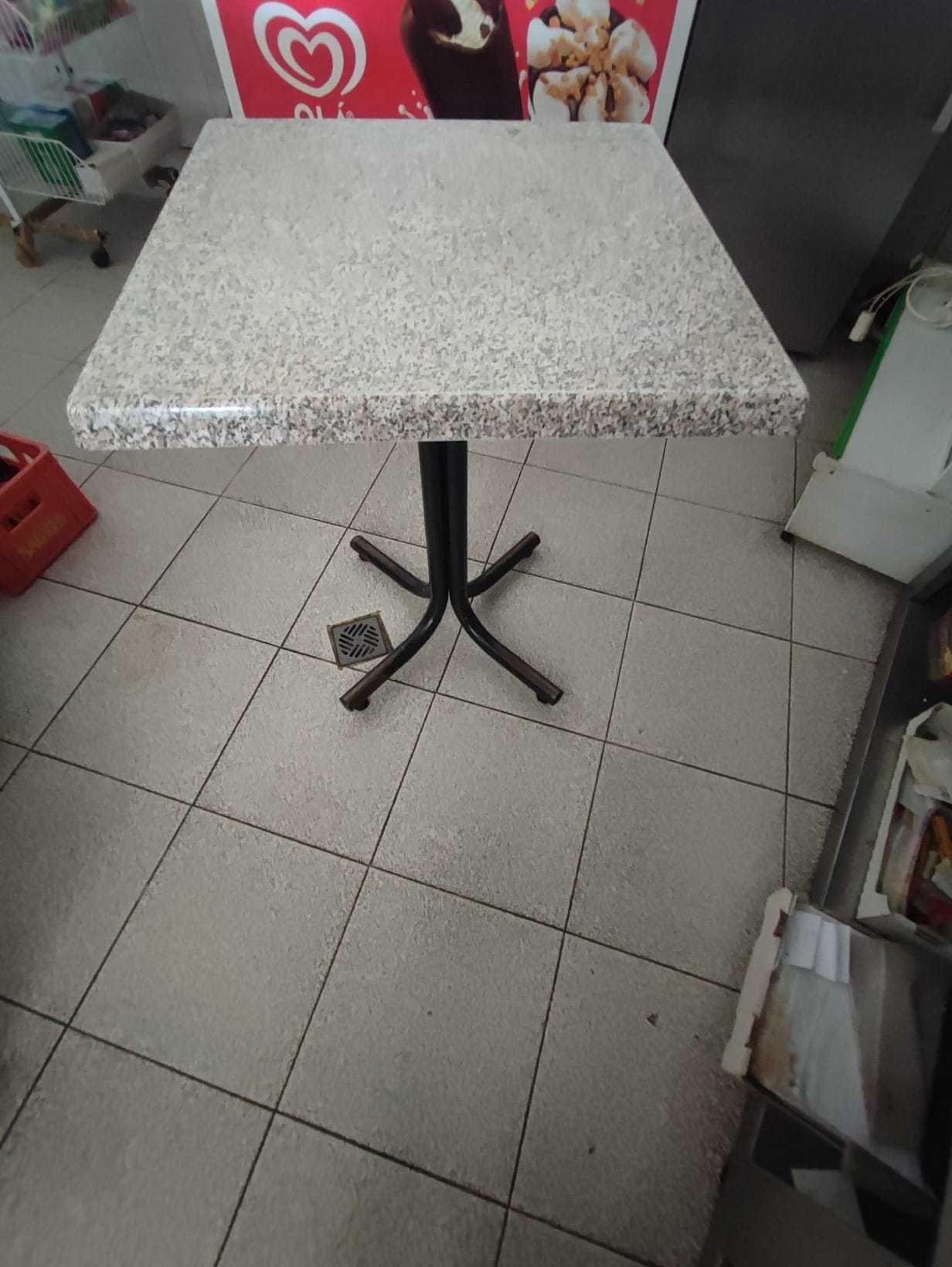 Mesa de café com estrutura metálica