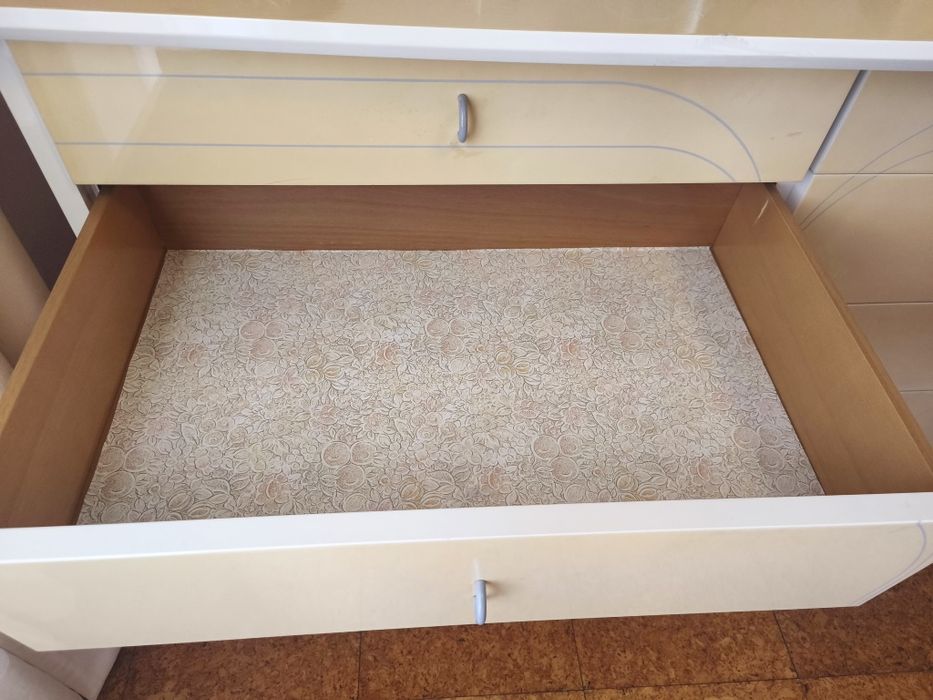 Conjunto de Quarto Bege e Branco com cabeceira, cómoda, mesas cabeceir