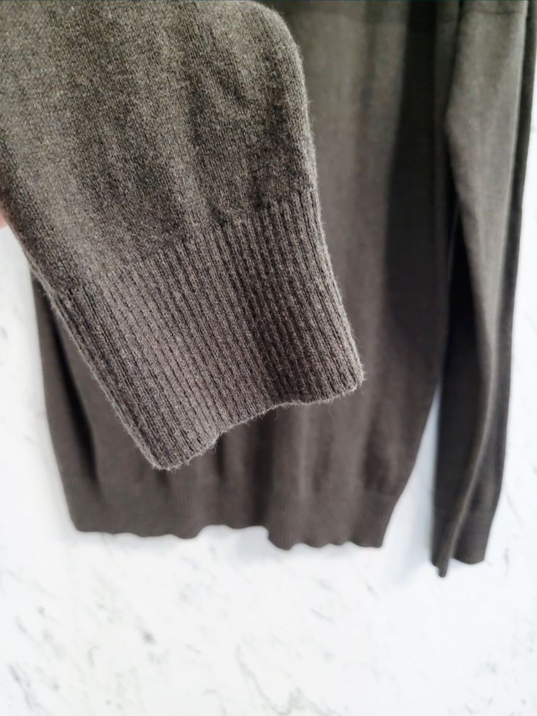 Sweter z rozpinanym półgolfem ozdobny splot