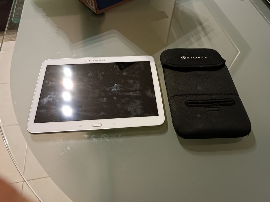 2 tablets um com capa e outro sem capa