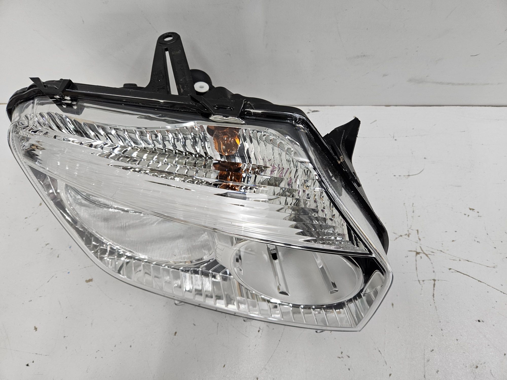 Lampa przód prawa Dacia Duster I