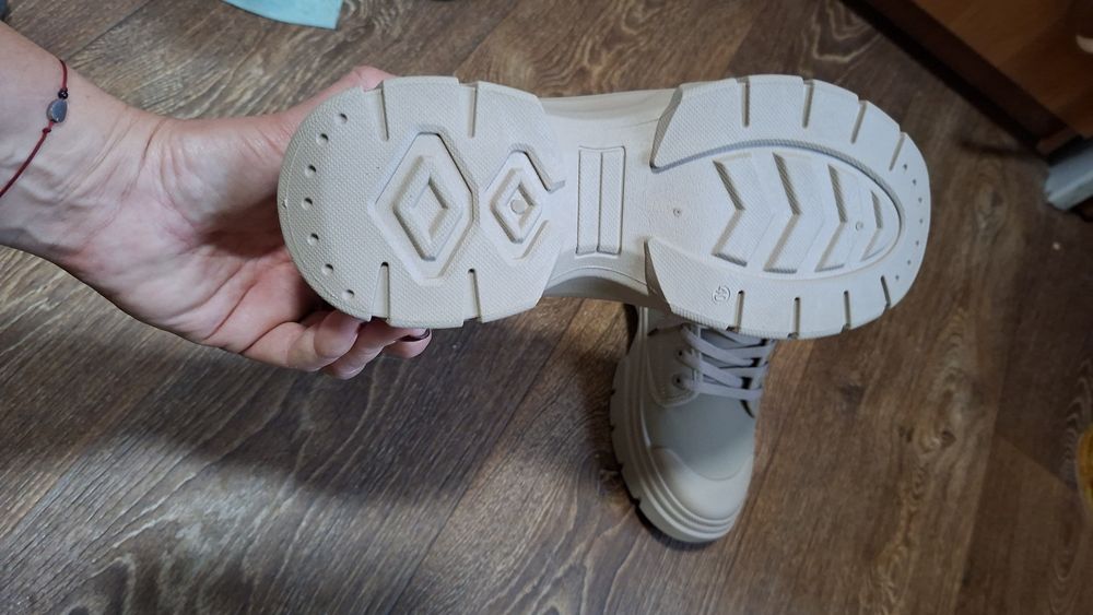 Продам  женские ботинки