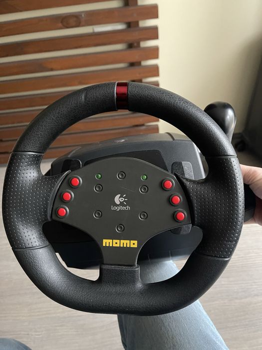 Ігровий руль. Руль Logitech Momo racing. Симулятор водіння.