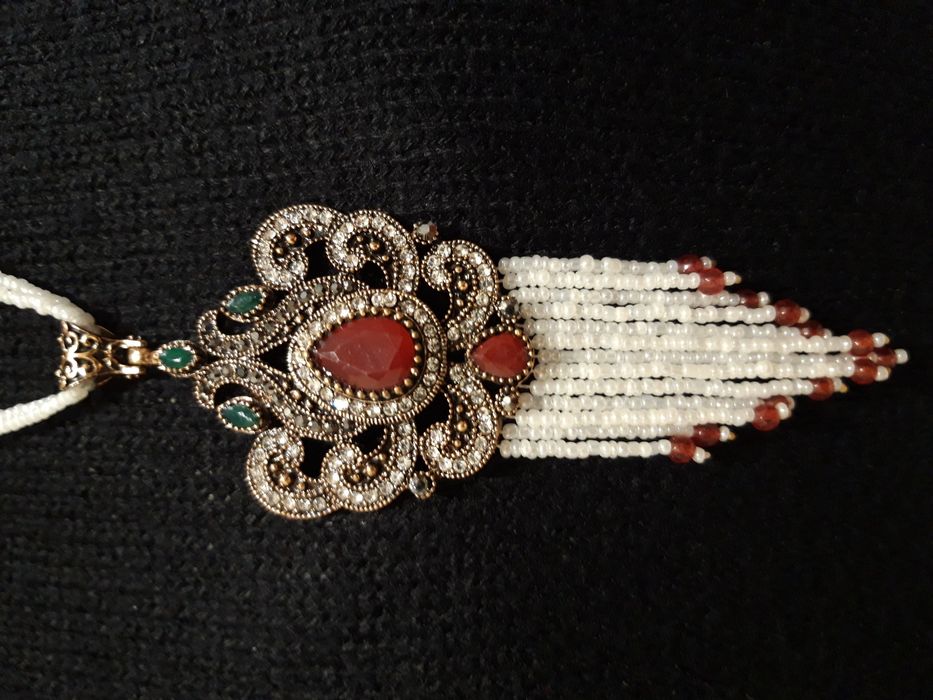 Elegante colar de estilo turco vintage pedras vermelhas e brilhantes