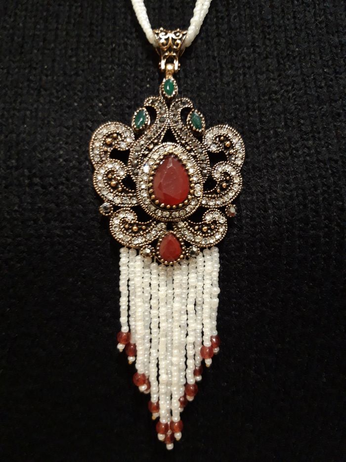 Elegante colar de estilo vintage pedras vermelhas e brilhantes - NOVO!