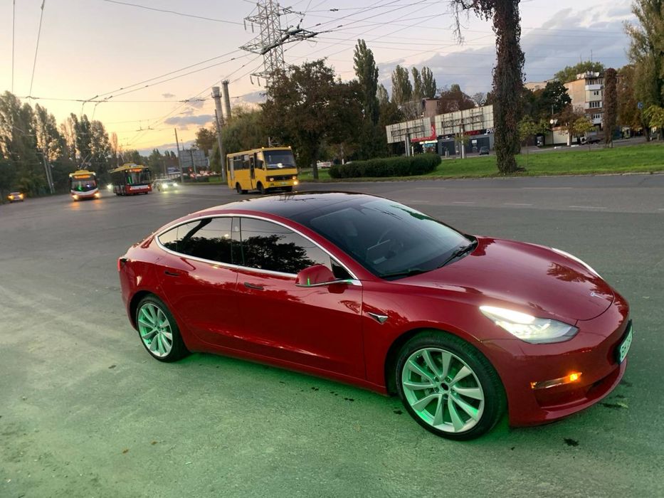 Tesla Model 3 Аренда авто Ниссан Лиф Leaf электро оренда машин