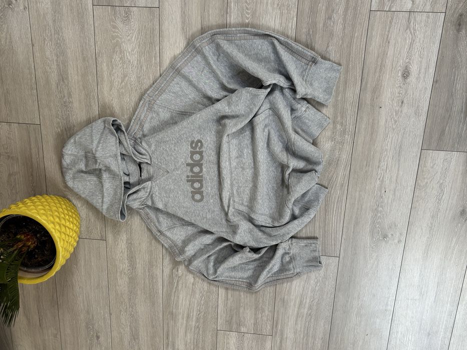 Szara bluza z kaptruem Adidas