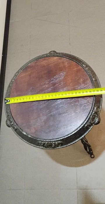 Sprzedam kwietnik stojący.