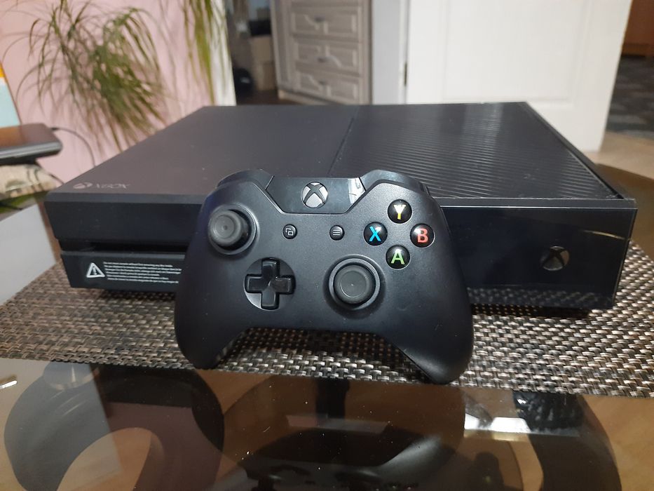 Xbox one 500gb + геймпад + игры