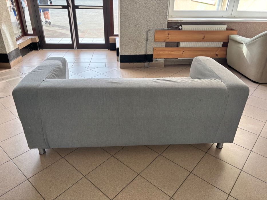 Szara sofa ze ściąganym futerałem