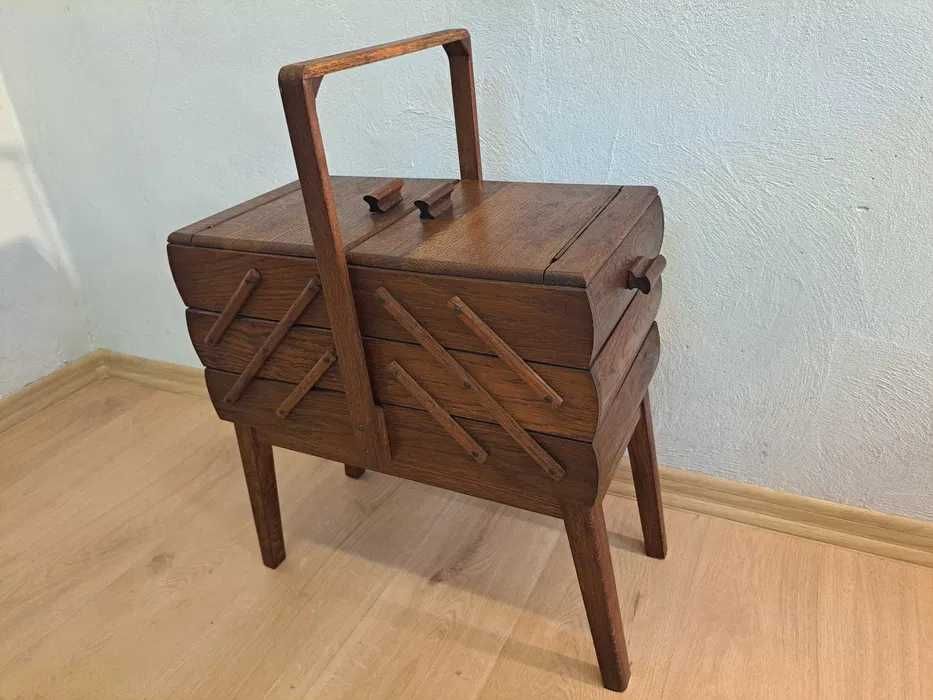Niciak dębowy, ciemny, na nóżkach prostych, skrzynka na nici, vintage