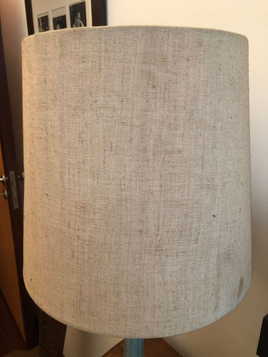 Candeeiro de mesa com base em pedra