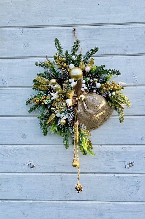 Piękny złoto zielony, oryginalny wianek bożonarodzeniowy na drzwi