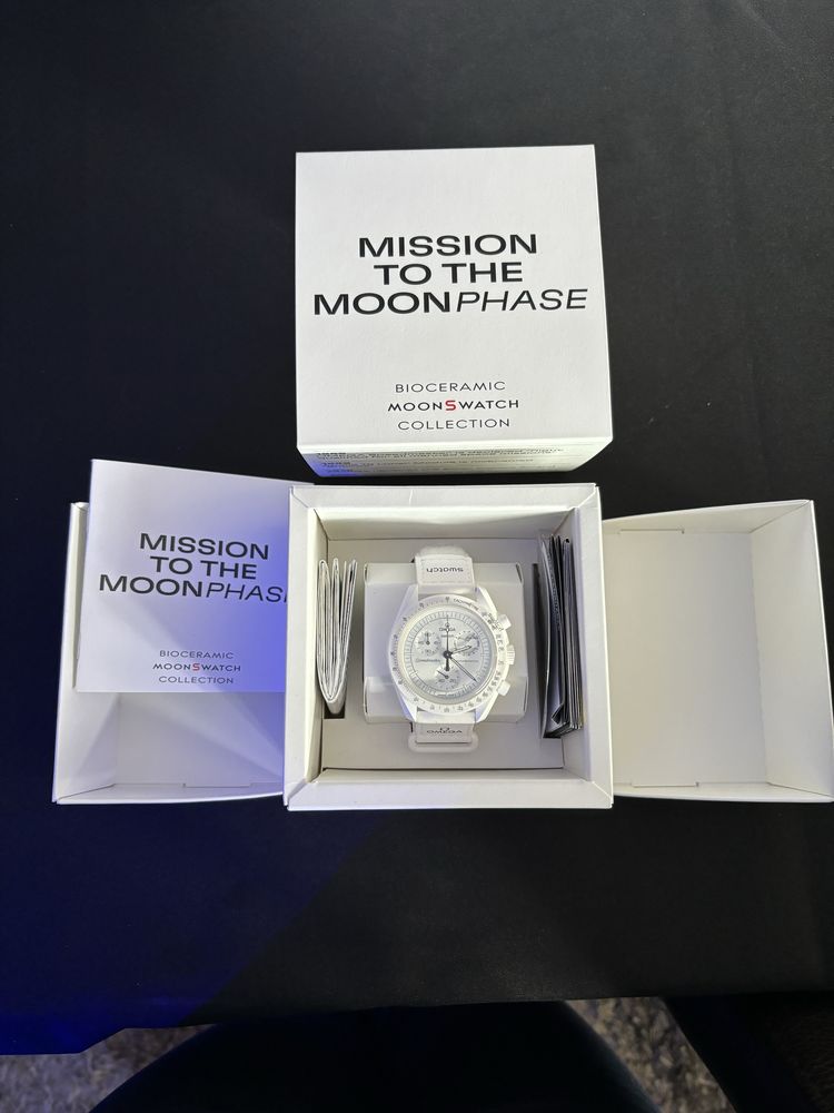 Omega Swatch Snoopy MoonSwatch Mission to the Moonphase