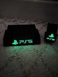 Stojak na gry i pada PlayStation 5 napis fluorescencyjny