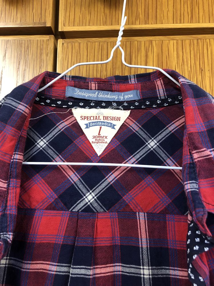 Camisa xadrez vermelha e azul