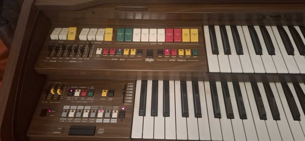 Orgão Elka E19 em bom estado geral, 100% funcional