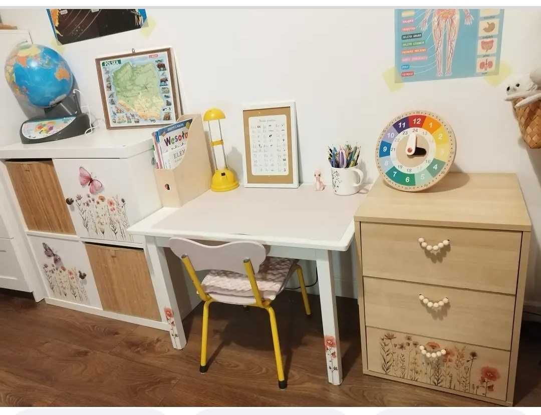 Stolik Sundvik ikea, krzesełko i mata na blat pudrowy róż