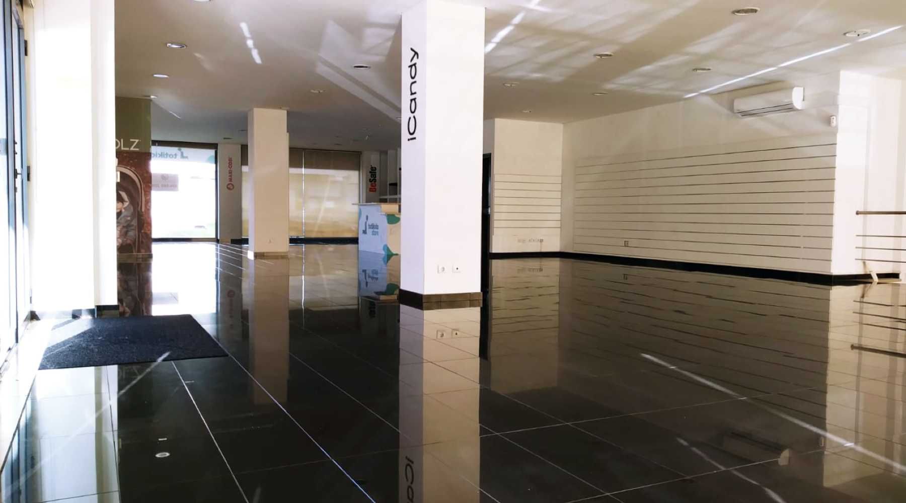 Loja com 250m2 e 3 frentes em localização premium, próximo do centro.