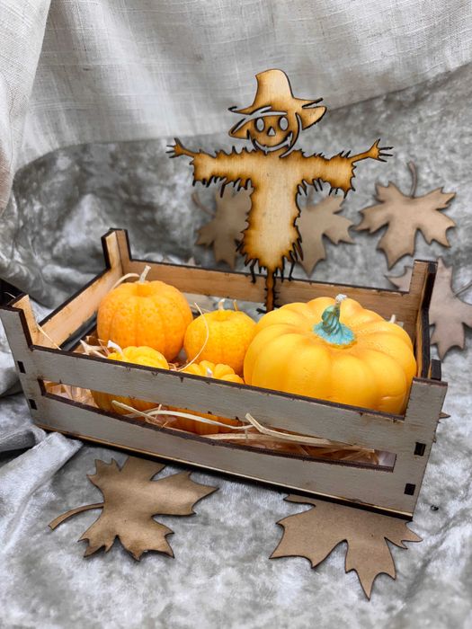 Piękny zestaw świec świeczek dynie w drewnianej skrzynce ze strachem