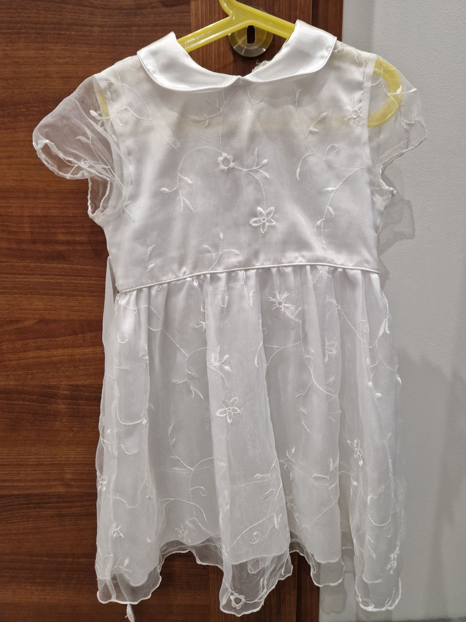 Biała sukienka rozmiar 122-128