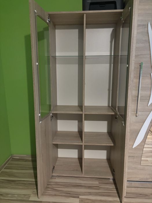 Sprzedam witrynę z przeszklonymi drzwiami w jasnym drewnopodobnym