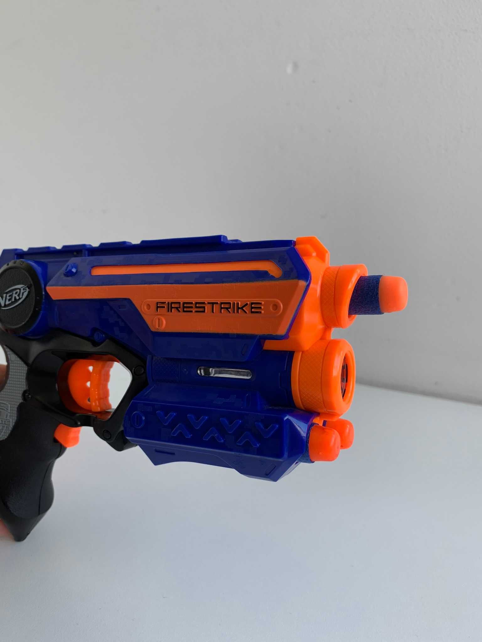 Pistolet Nerf Firestrike Elite, trzy strzałki + gąbeczkowe cele
