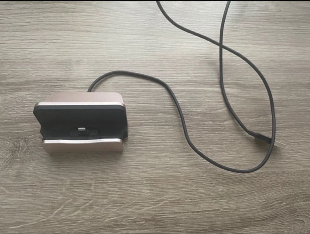 Podstawka ładowarka lightning do iphone metaliczna różowa