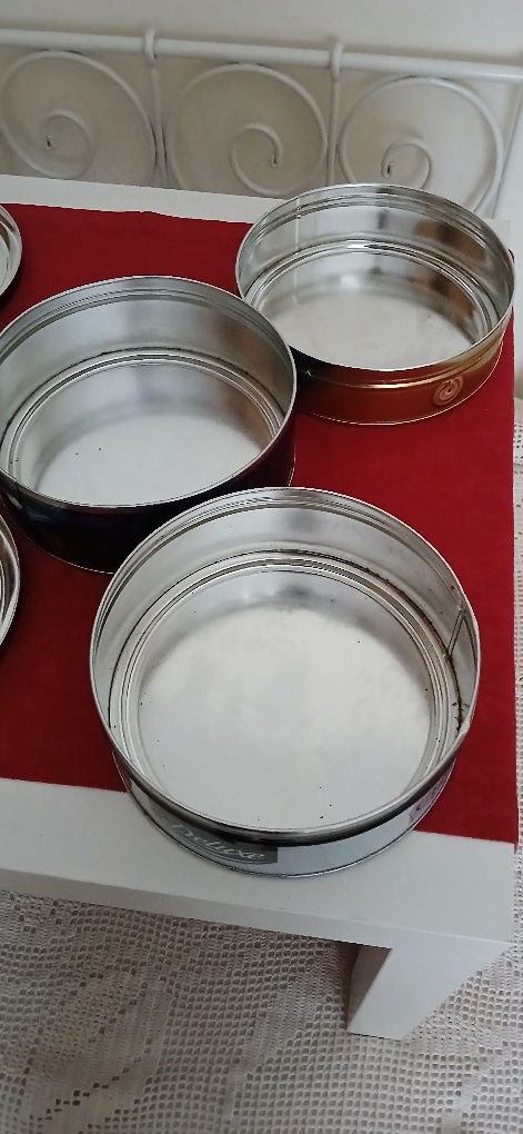 Latas de biscoitos, vazias