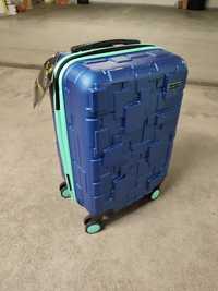 Nowa niebieska walizka podróżna