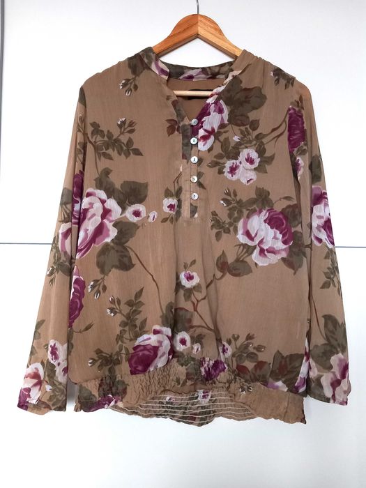 Beżowa, jasno brązowa koszula w biało fioletowe kwiaty