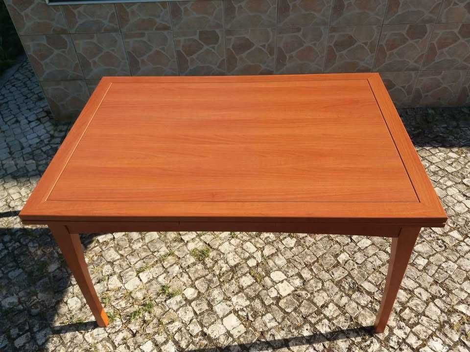 Mesa extensível em cerejeira com 6 cadeiras...