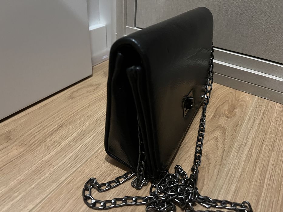 Mala preta com alça em metal