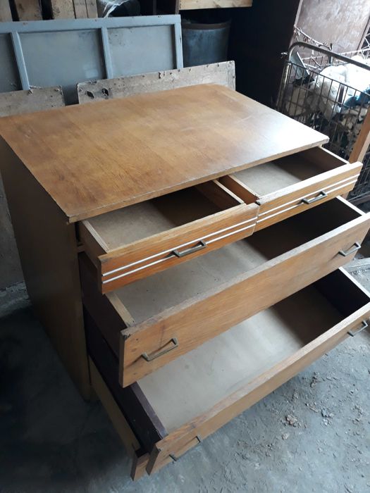 Комод світлого кольору