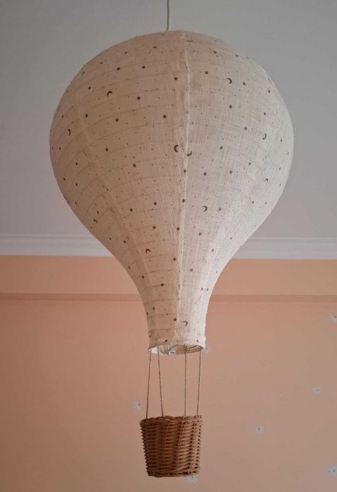 Candeeiro em forma de balãoem tecido e cesto de verga