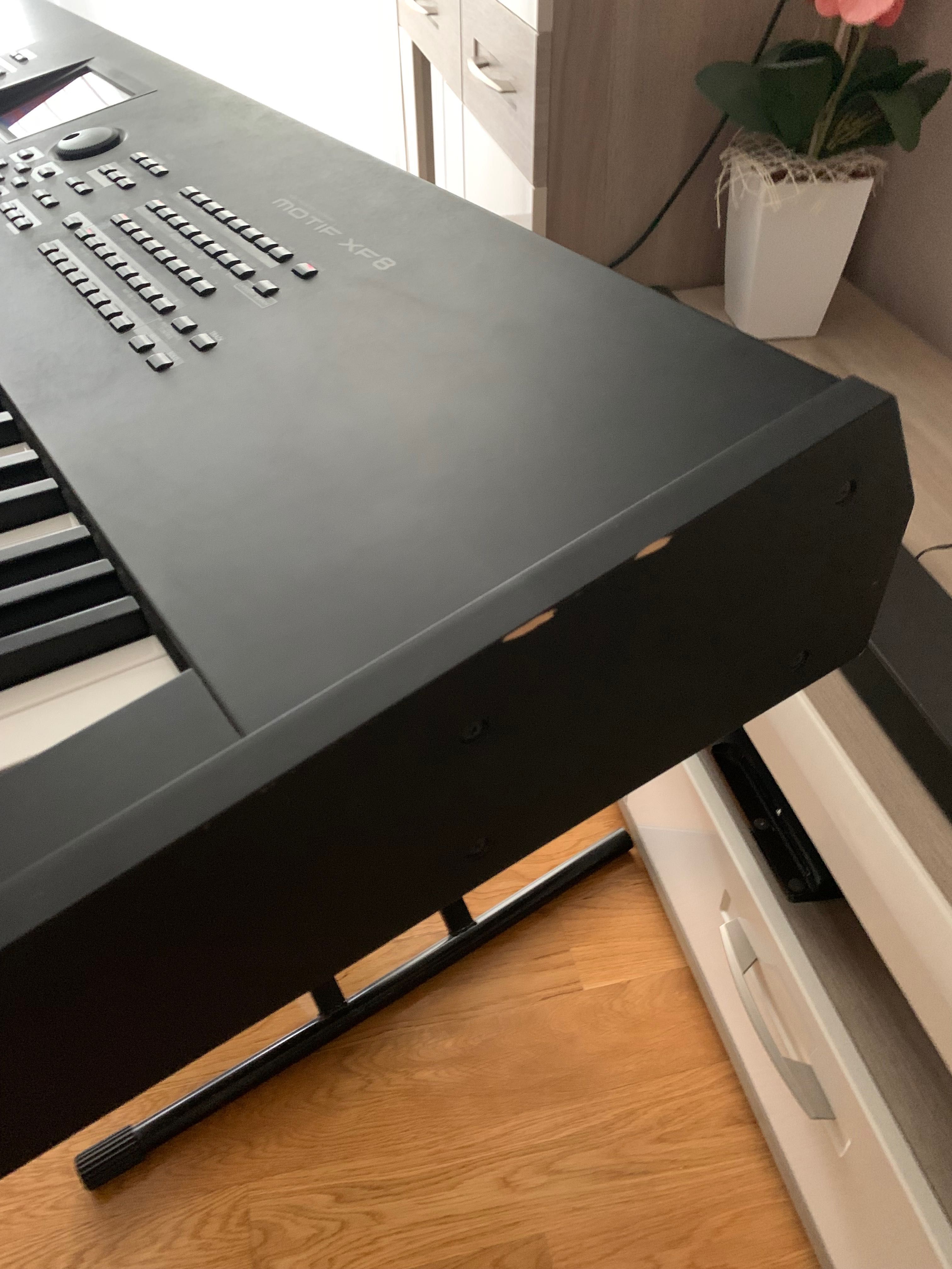 Yamaha MOTIF XF8 + case + 2 GB