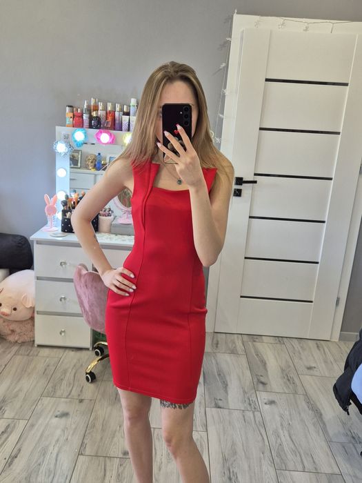 Krótka elegancka czerwona dopasowana sukienka