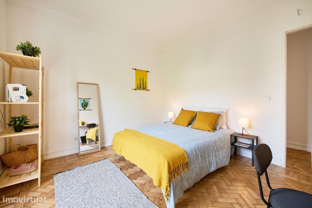 720925 - Quarto com cama de casal, com varanda...