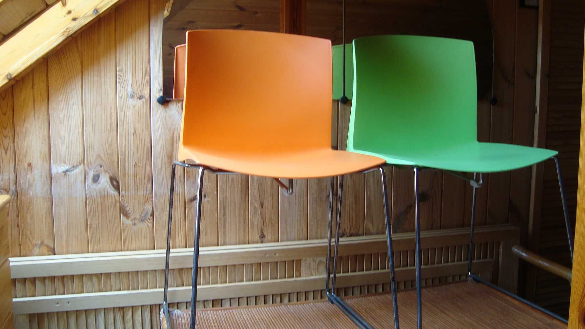 Krzesła  z ABS-u  4-pomarańczowe i 4 - groszkowe