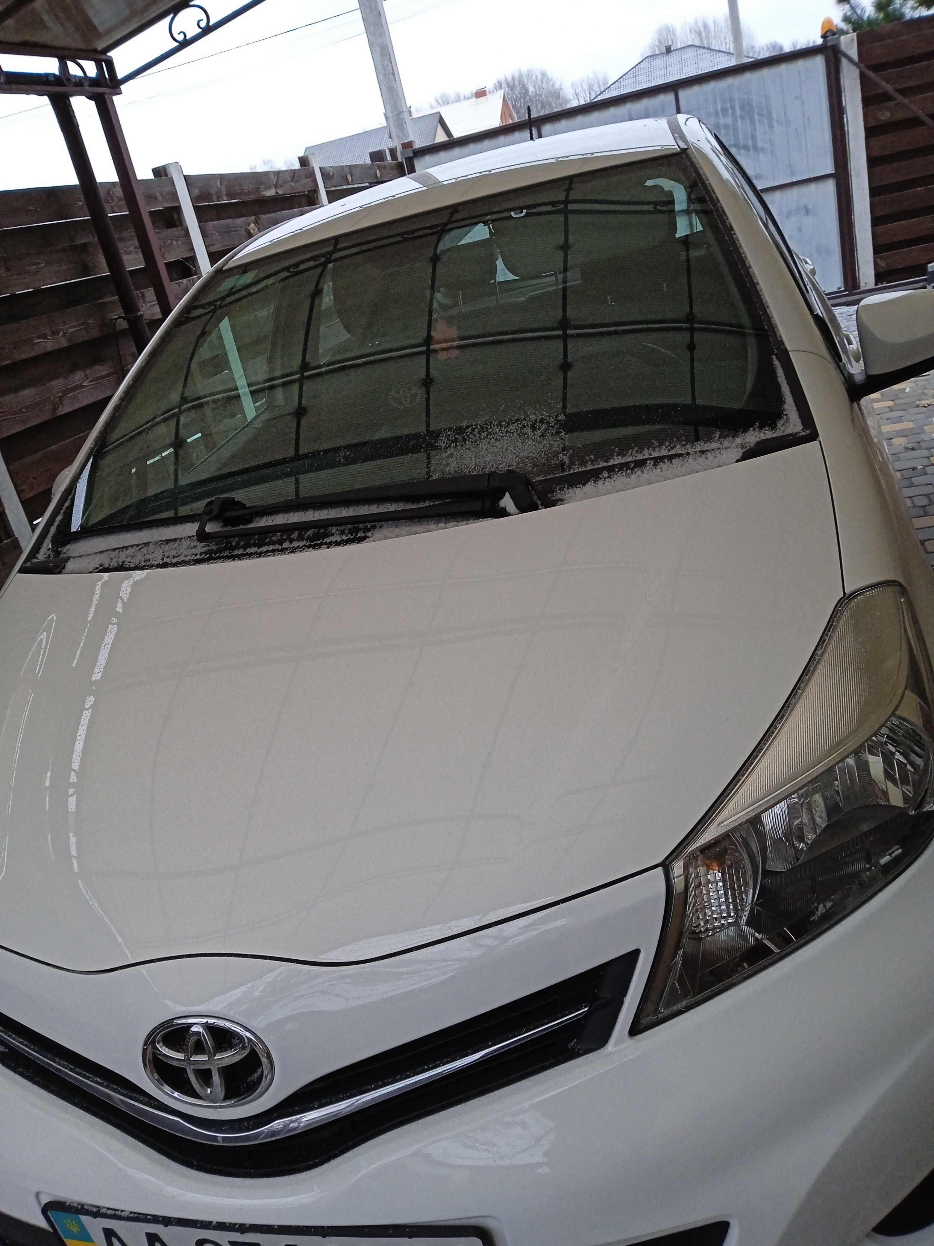 Продам toyota yaris 2012 року